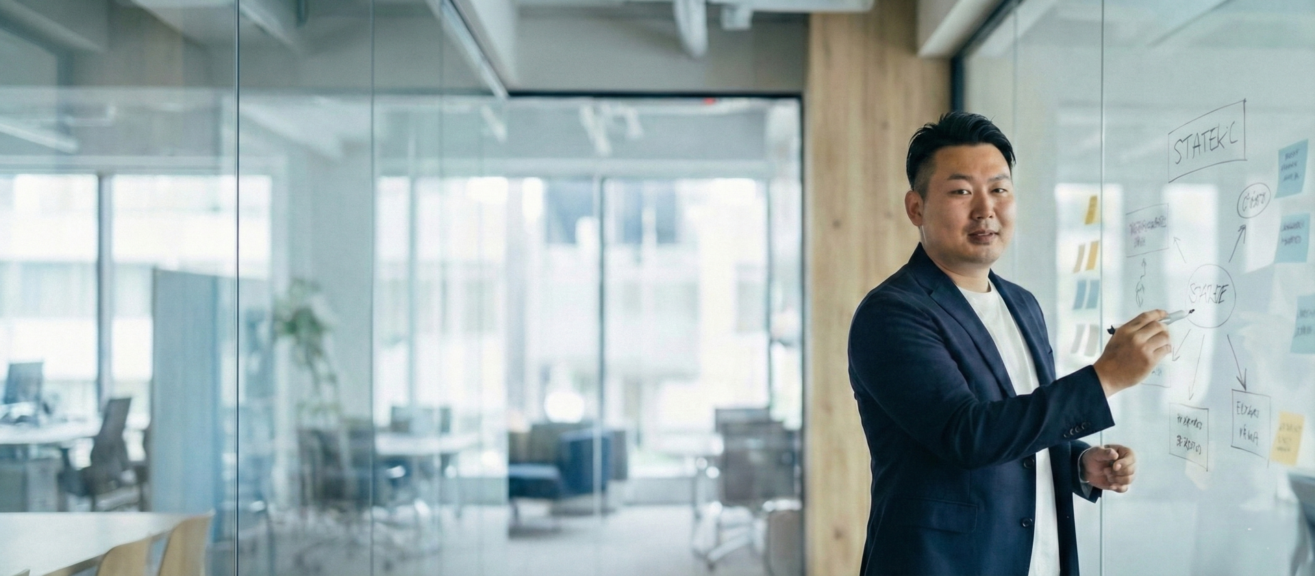 ホワイトボードで説明する田中康志