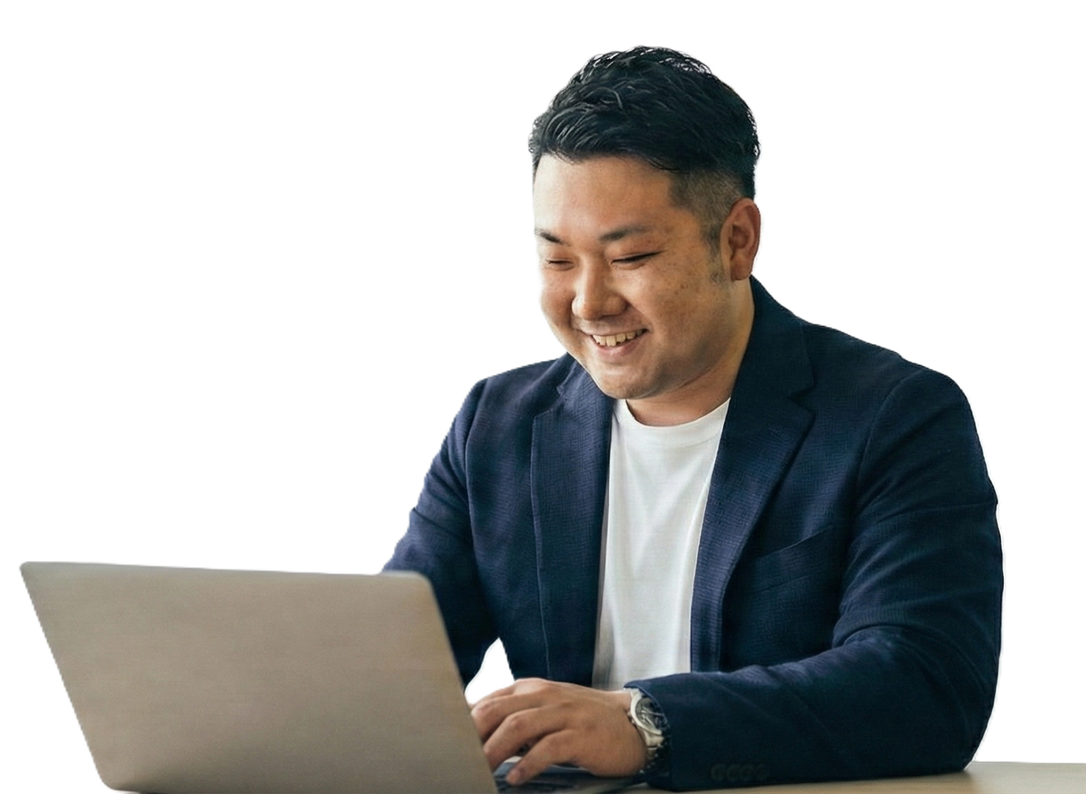 PCを見ながら笑顔で作業する田中康志