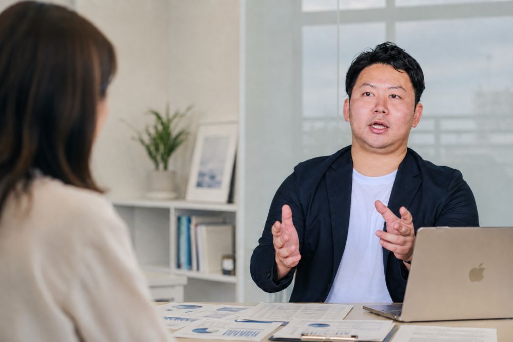 求人資料を確認しながら採用相談を行う様子